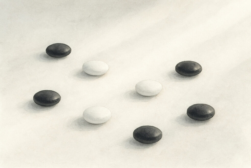 黒と白の碁石。馬祖（ばそ）が問いかける、言葉や概念による解釈を差し挟まず、事実をありのままに観ずる境地を象徴するイメージ。